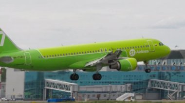 NOVOSIBIRSK, RUSSIAN FEDERATION - JULY 15, 2022: Airbus A320-214, RA-73407 of S7 Airlines landing, touchdown and braking, side view. Tourism and travel concept