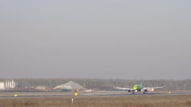 Long Shot Haze Airplane Braking Landing Runway Tourism Travel Concept — 비디오