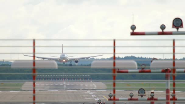 喷气式飞机在机场着陆 飞机起落架触及跑道 — 图库视频影像