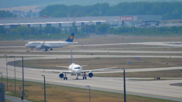 Frankfurt Main Γερμανία Ιουλίου 2017 Αεροπλάνο Της Lufthansa Που Τροχοδρομεί — Αρχείο Βίντεο