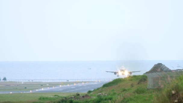 Front View Passenger Plane Descending Landing Runway Background Sea — Video