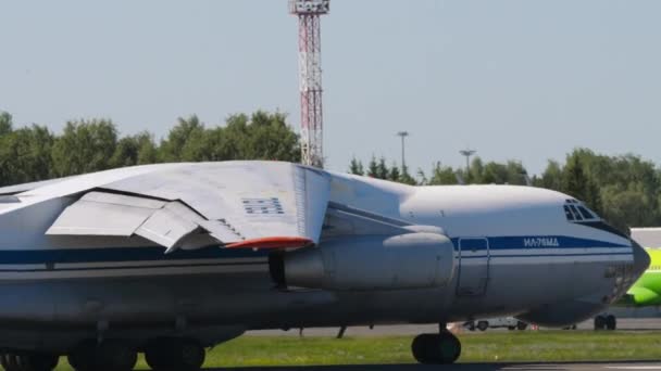 ロシア連邦のノヴォシビルスク 2022年6月12日 トルマチェヴォ空港でのIl 76出発の重輸送機 76ソ連の軍用輸送機 側面図 — ストック動画