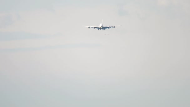 Widebody Aircraft Approaching Landing Long Shot Airplane Descending View Haze — Stockvideo