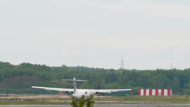 ロシア連邦ノヴォシビルスク発 2022年7月15日 Utairのターボプロップ旅客機が離陸し トルマチェヴォ空港 リアビューに登る — ストック動画
