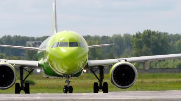 Novosibirsk Russian Federation July 2022 Civil Plane Airlines Taxiing Runway — Vídeo de stock