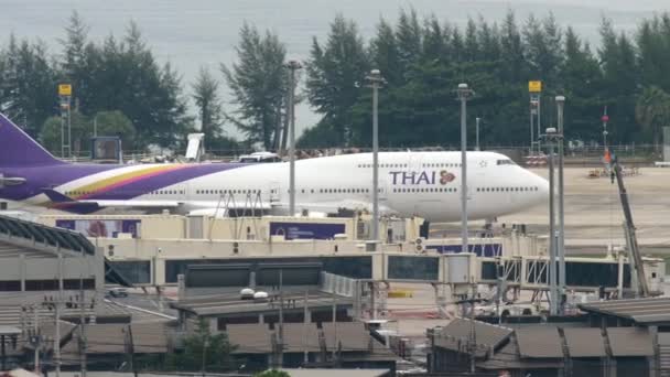 Phuket Thailand November 2017 Boeing 747 Thai Airways Taxiing Runway — Vídeo de Stock