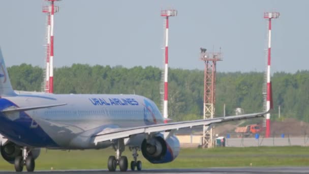 ロシア連邦のノヴォシビルスク 2022年6月12日 トルマチェヴォ空港でのウラル航空A321便の離陸 航空会社の加速 サイドビュー — ストック動画