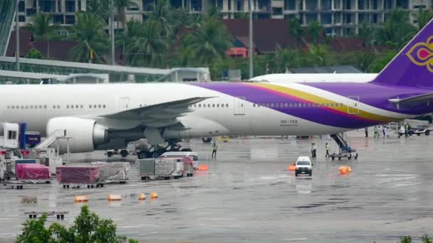 Phuket Thailand December 2016 Boeing 777 Thai Airways Terminal Phuket — Stockvideo