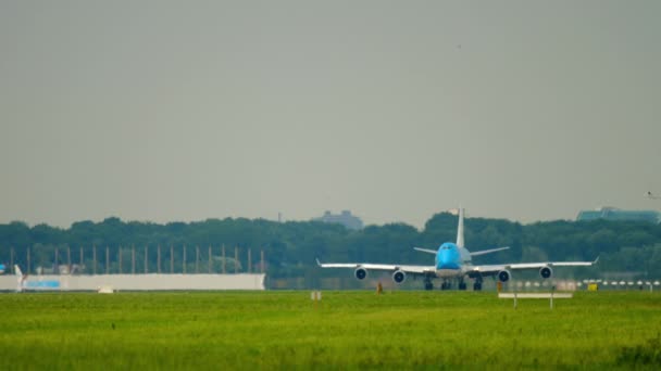 Long Shot Jumbo Jet Runway Starts Accelerating Takeoff Unrecognizable Airliner — Vídeo de Stock