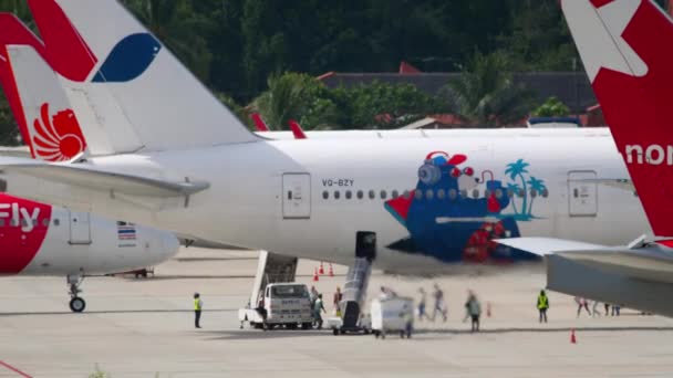 タイのプーケット 11月28 2019 空港エプロンのAzur Airのボーイング777 乗客を飛行機に乗せている 空港スタッフ航空機のメンテナンス — ストック動画