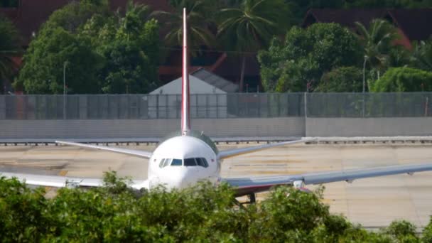Jet Passenger Aircraft Taxiway Airport Phuket Tourism Travel Concept — Vídeo de stock