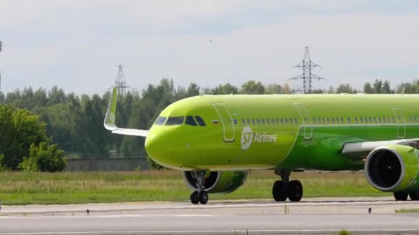 Novosibirsk Russian Federation July 2022 Middle Shot Airplane Airlines Taxiing — Wideo stockowe