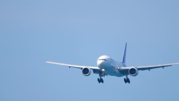 2019年11月28日 タイ航空のボーイング777型機がプーケット空港に着陸 旅客輸送機が降下 観光と旅行のコンセプト — ストック動画