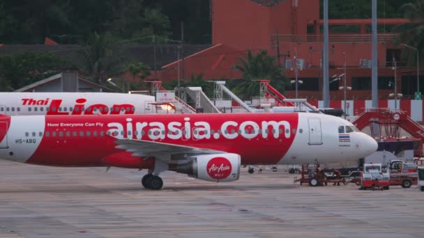 タイのプーケット 11月28 2019 プーケット空港の飛行場で飛行機Airasiaを牽引するトラクター 観光と旅行のコンセプト — ストック動画