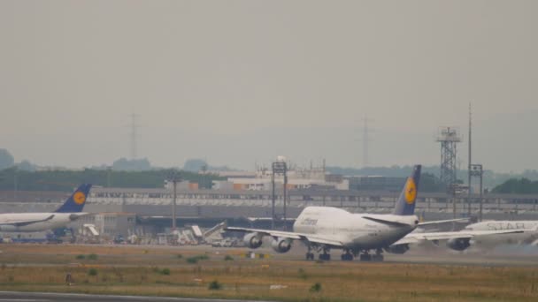 2017年7月20日 ボーイング747ルフトハンザがフランクフルト空港で降車 ワイドボディ飛行機出発 — ストック動画