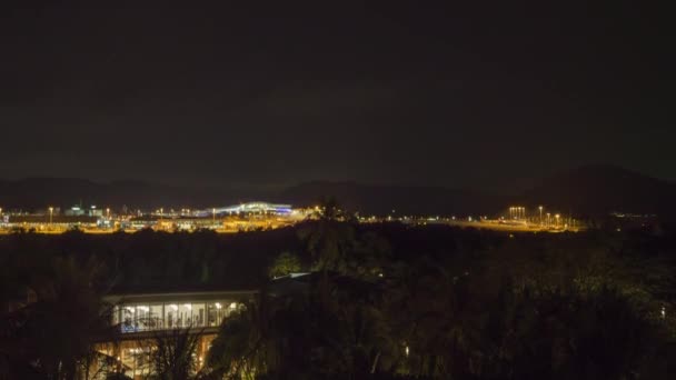 Πλάνα Από Ένα Αεροδρόμιο Νύχτα Αεροδρόμιο Φωτίζεται Από Φώτα Κυκλοφορία — Αρχείο Βίντεο