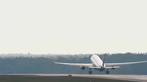 Αεροπλάνο Επιταχύνει Πριν Την Απογείωση Αεροπλάνο Που Πετάει Μακριά Στον — Αρχείο Βίντεο