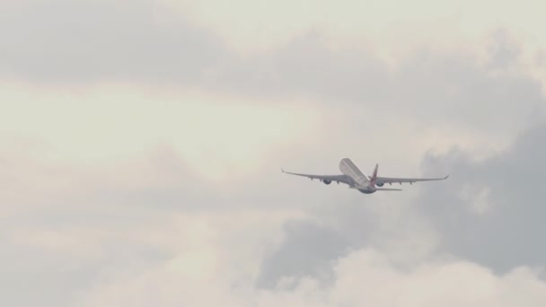 旅客機の離陸と登山 長いショットリアビューの映像 観光と旅行のコンセプト — ストック動画