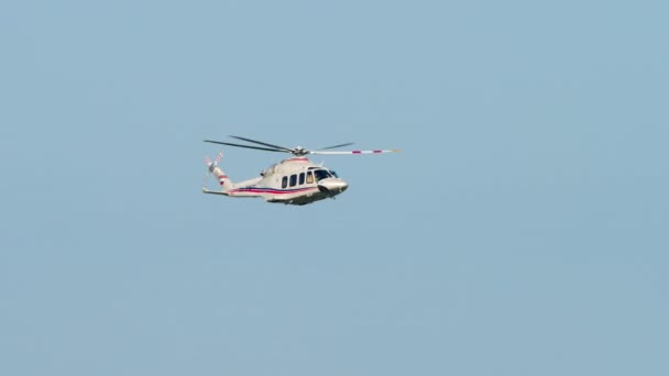 Sochi Russia 2022年8月4日 俄罗斯Mi 8直升机在索契机场的蓝天飞行 长距离射击 — 图库视频影像