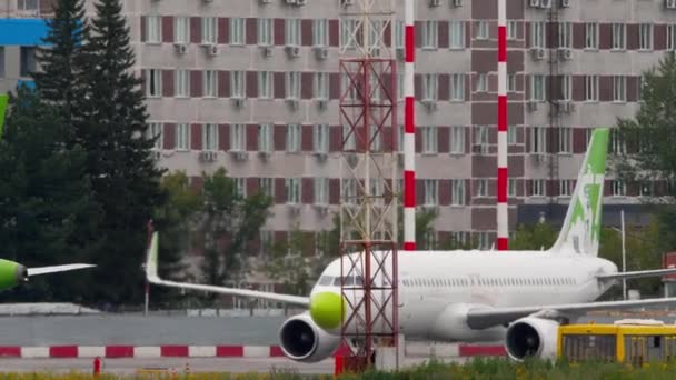 Novosibirsk ロシア連邦 2022年7月15日 エアバスA320航空S7航空が誘導路 トルマチェヴォ空港 中距離撮影に乗る — ストック動画