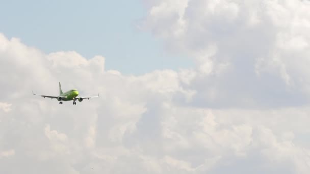 Novosibirsk Venäjän Federation Heinäkuu 2022 Airlinesin Lentokoneet Lentävät Hidastettuna Kuvaa — kuvapankkivideo