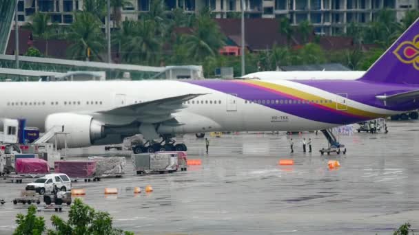 Пхукет Таиланд Декабря 2016 Boeing 777 Thai Airways Терминале Аэропорта — стоковое видео