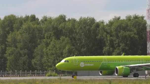 Novosibirsk Russian Federation July 2022 Airbus A321 Airlines Taxiing Tolmachevo — Stockvideo