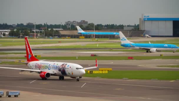 Amsterdam Netherlands July 2017 Boeing 737 Corendon Dutch Airlines Vriendenloterij — Stock videók