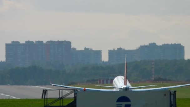 ジェット飛行機の着陸と感動 リアビューの映像 航空会社到着 飛行場の眺め 観光と旅行のコンセプト — ストック動画