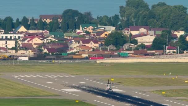 Ελικόπτερο Στο Αεροδρόμιο Αρχίζει Απογειώνεται Απίθανο Πανοραμική Θέα Αεροδρόμιο Στο — Αρχείο Βίντεο