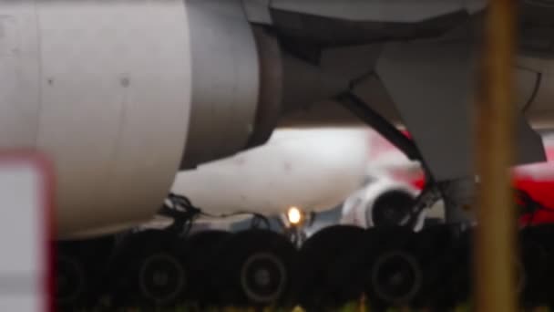 2016年12月5日 エンジンとシャーシの閉鎖 車輪ゴムタイヤ後部着陸装置ラック航空機 翼の下のビュー — ストック動画