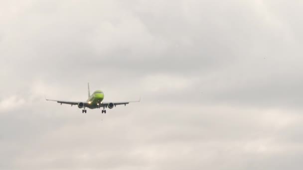 Jet Passenger Plane Cloudy Sky Approaching Landing Front View Slow — Stockvideo