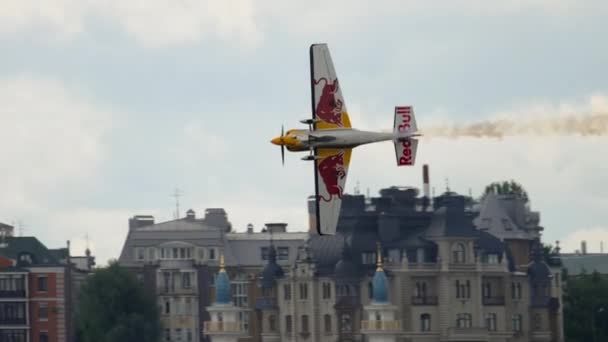 カザン ロシア連邦 2019年6月15日 空気中の危険なスタントを実行するスポーツ飛行機 Red Bull Air Race — ストック動画