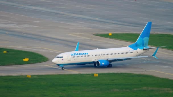 Sochi Russia August 2022 Boeing 737 Pobeda Airlines Taxiing Runway — Video