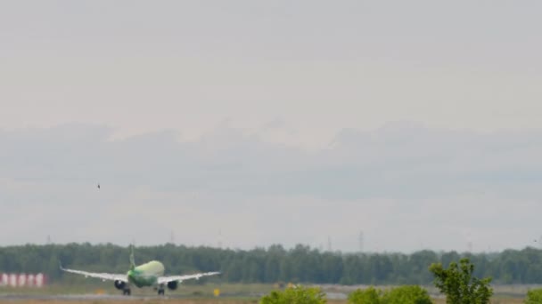 Unrecognizable Jet Plane Departure Climb Rear View Commercial Aircraft Green — Stock videók