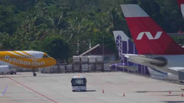 Phuket Thailand 2019年11月27日 空客A320 Scoot滑行至普吉机场停车场 侧视图 机场上的雾气旅游和旅行概念 — 图库视频影像