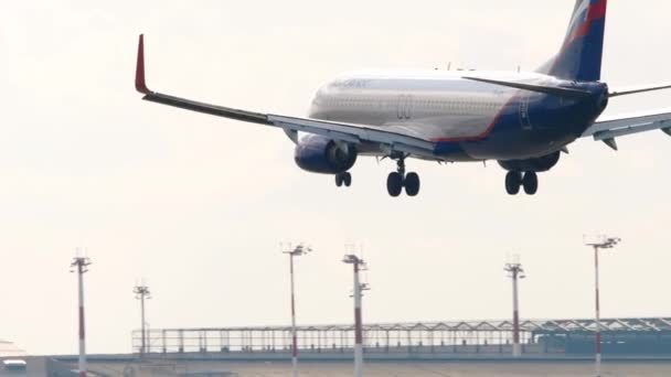 Moscow Russian Fedation 2021年7月30日 在Sheremetyevo机场降落的喷气飞机 飞机抵达 后视镜 — 图库视频影像