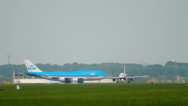 Amsterdam Netherlands July 2017 英国航空公司商业飞机起飞前加速起飞 拍摄时间很长 客机起飞了旅游和旅行概念 — 图库视频影像