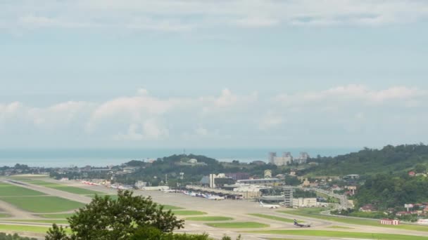 时间飞逝的机场 交通的全景镜头 飞机在跑道上起飞着陆滑行旅游和旅行概念 — 图库视频影像
