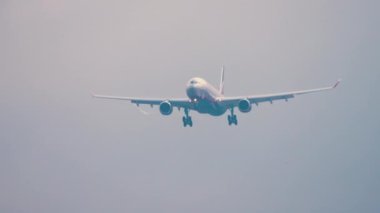 MOSCOW, Rusya Federasyonu - 29 Temmuz 2021: Aeroflot Airbus A330 sivil uçakları Sheremetyevo Uluslararası Havaalanı, Moskova SVO 'ya inmek üzeredir.