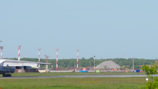 ノヴォシビルスク空港での貨物輸送機の着陸とブレーキ サイドビュー ミディアムショット — ストック動画