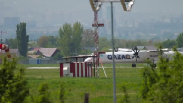 Almaty Kazakhstan May 2019 Turboprop Aircraft Havilland Dash Qazaq Air — Vídeo de Stock