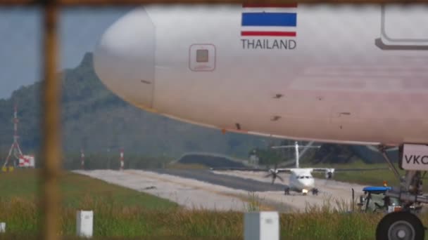 Phuket Thailand November 2016 Пасажирський Літак Vietjet Ручним Рулем Аеропорту — стокове відео