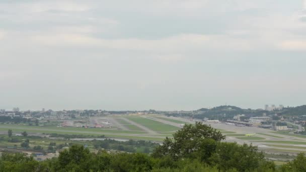 Αεροπορική Κίνηση Πανοραμική Θέα Του Αεροδρομίου Και Ποδιά Στο Αεροδρόμιο — Αρχείο Βίντεο