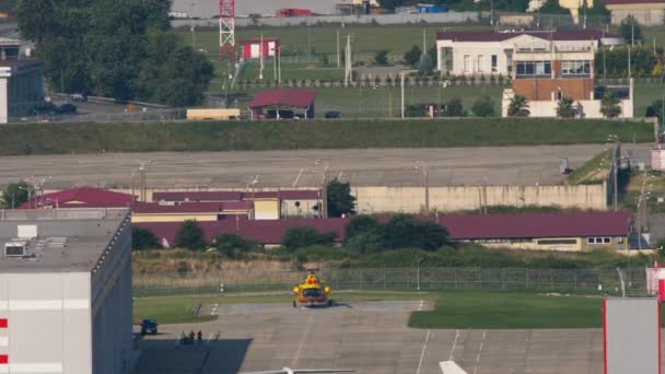 一架直升机在机场着陆时拍了很久 基础设施 — 图库视频影像