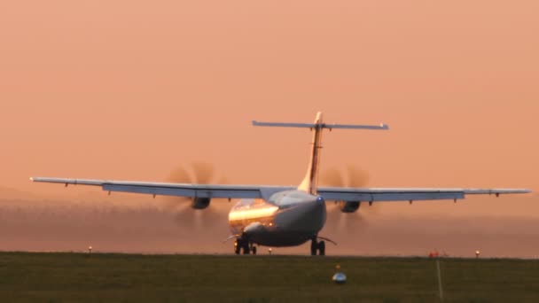 Single Turboprop Aircraft Evening Runway Sunset Beautiful Color View Plane — Vídeo de Stock