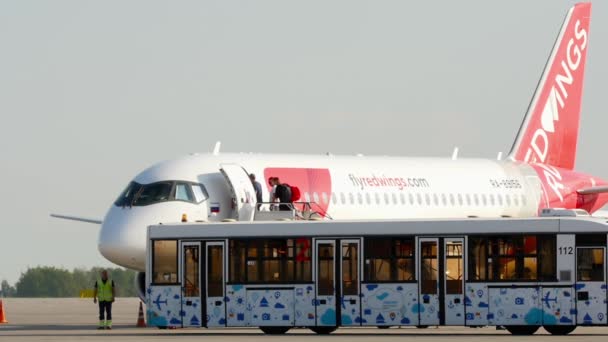 Kazan Russia August 2022 Sukhoi Superjet 100 95Lr 89156 Red — Vídeo de stock
