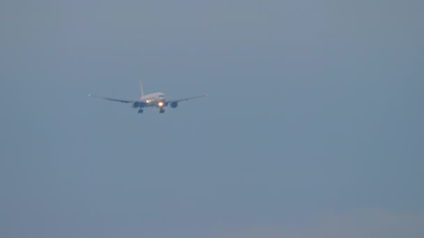 客机接近着陆 长距离射击 无法辨认的飞机在天空中 前视镜 旅游和航空概念 — 图库视频影像