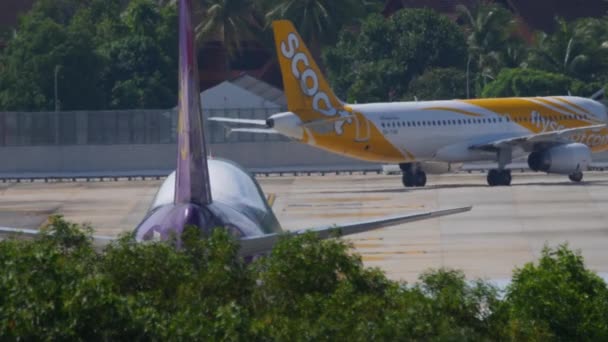 Phuket Thailand 2019年11月27日 泰国航空波音747滑行至普吉机场航站楼的后视镜 背景是Scoot的飞机旅游和旅行概念 — 图库视频影像