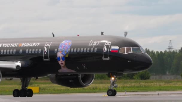 ロシア連邦のノヴォシビルスク 2022年7月15日 アート ジョイと飛行機Azur Airの映像離陸前に滑走路にタクシーに乗る 観光と旅行のコンセプト — ストック動画